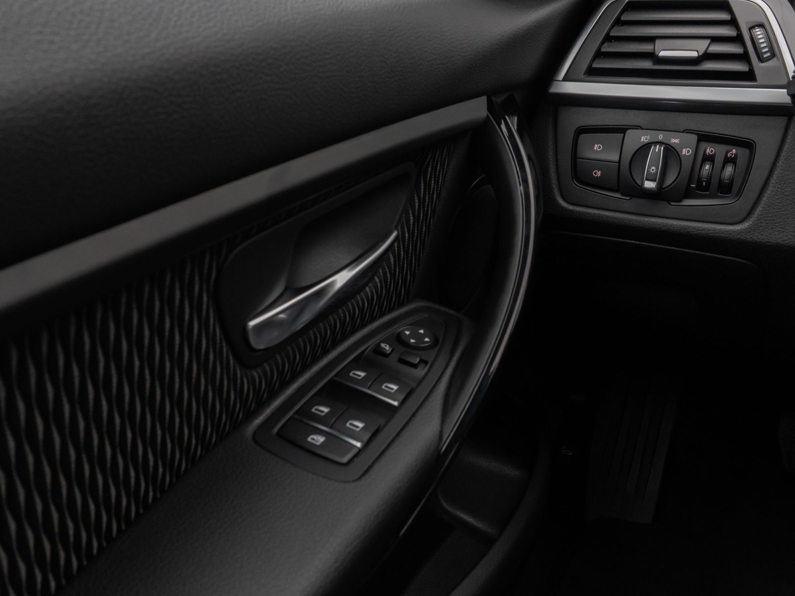 Fahrzeugabbildung BMW 320i Advantage HiFi Navi Lordos PDC LED Alarm