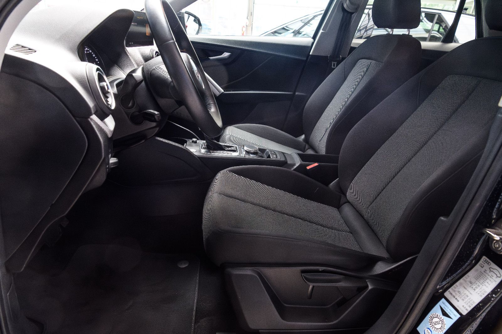 Fahrzeugabbildung Audi Q2 35 TFSI S tronic LED/SZH/RFK/NAVI/GJR