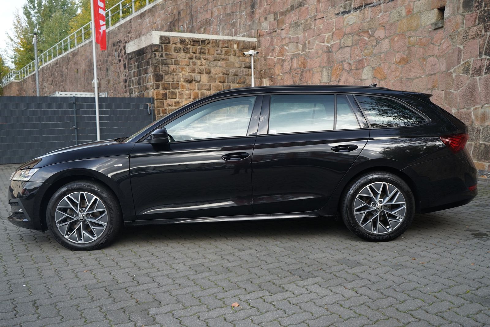 Skoda Octavia Combi 2.0 TDI DSG Tour LED Navi ACC DAB imagem 3