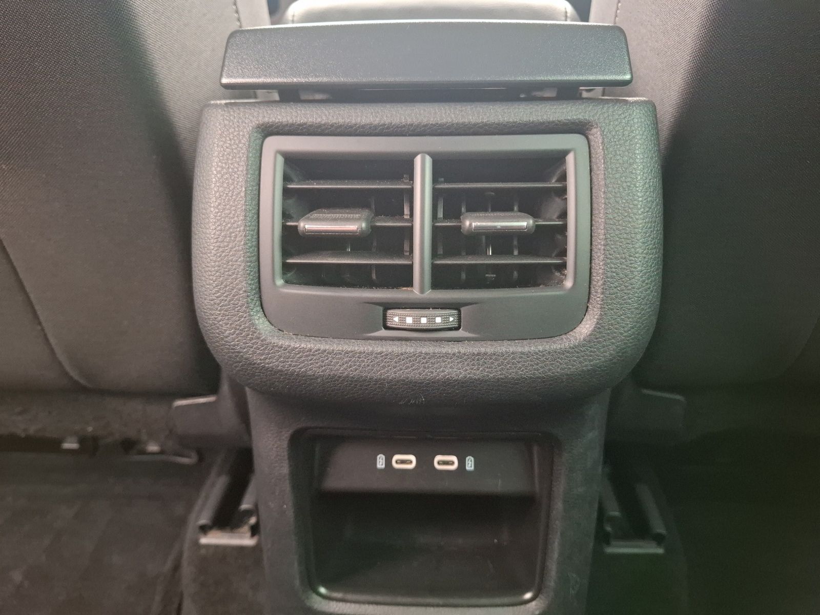 Fahrzeugabbildung SEAT Ateca TSI Style DSG LED Navi AID ACC Park-Assist