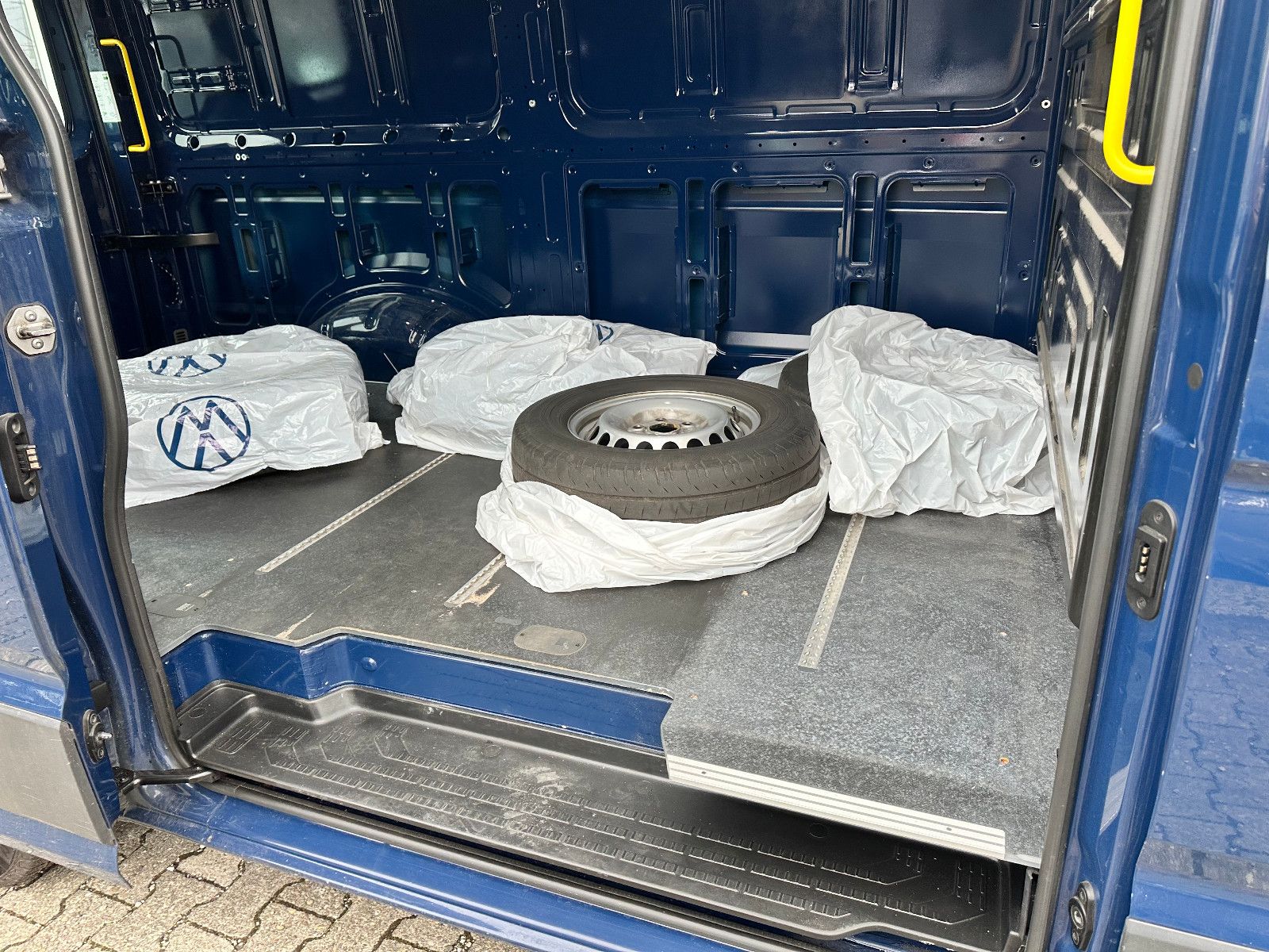 Fahrzeugabbildung Volkswagen CRAFTER KASTEN M.2021 35 MITTELLANG HOCHDACH RWD