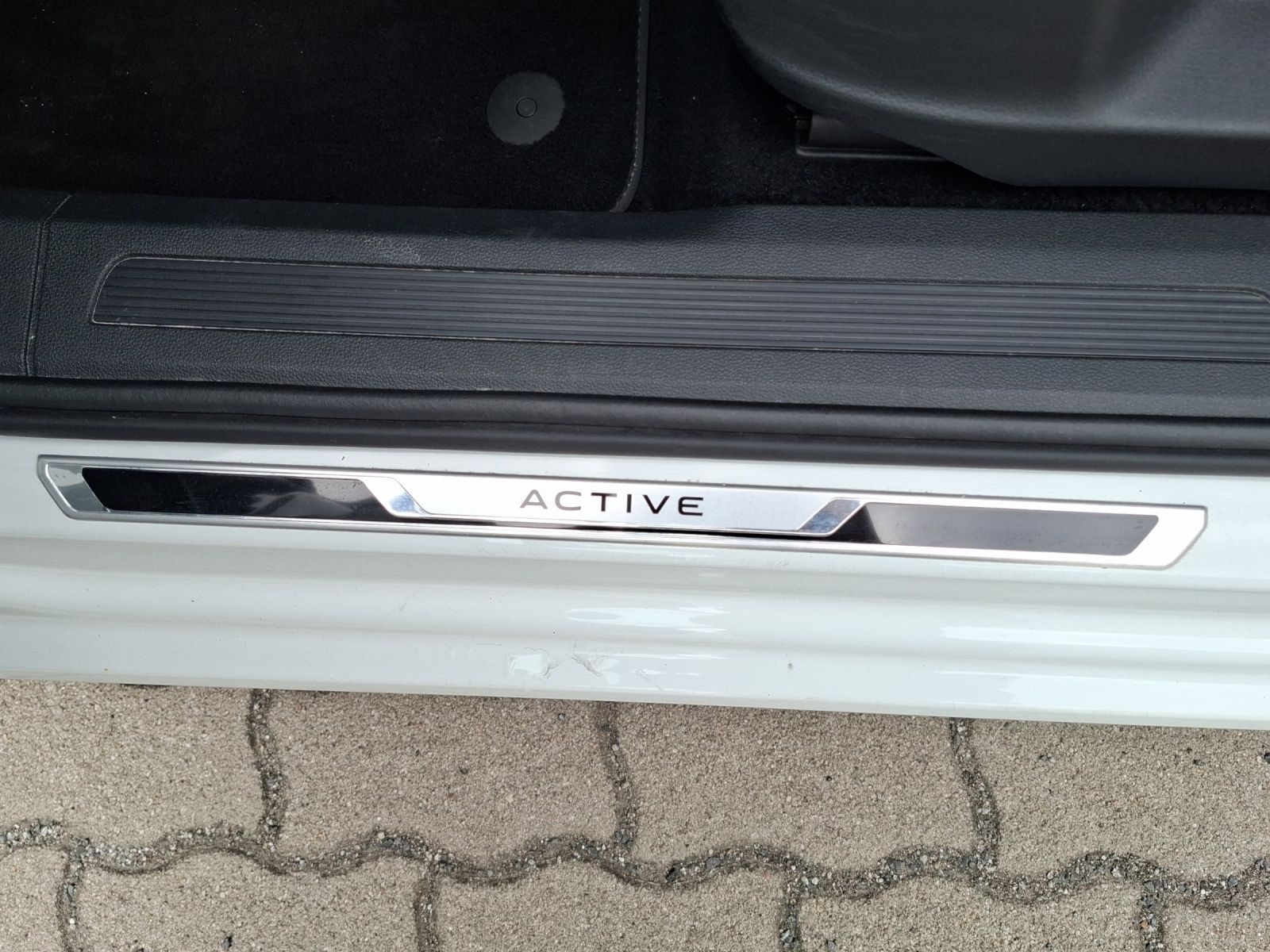 Fahrzeugabbildung Volkswagen Touran TSI Active DSG LED AHK Navi ACC SHZ PDC