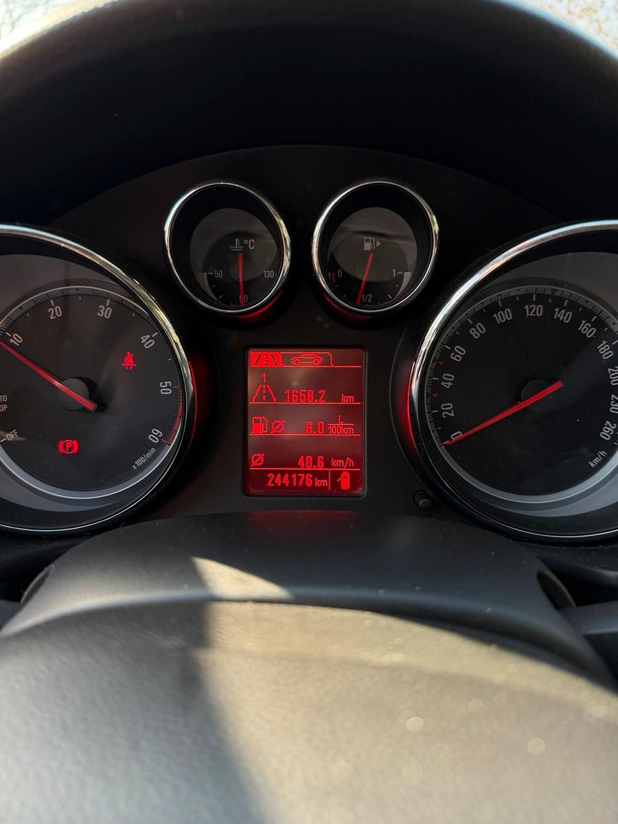 Opel Insignia 2012 — photo 10