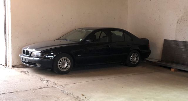 BMW E 39 523i AHK Cosmosschwarz