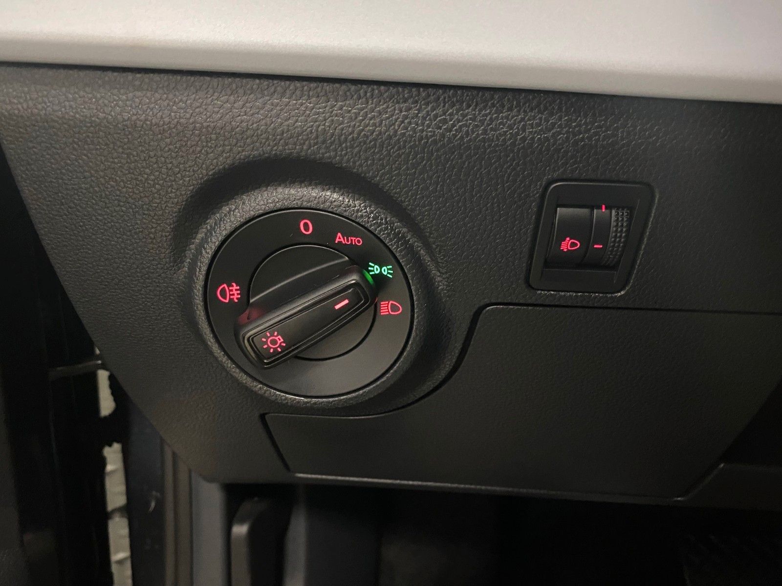 Fahrzeugabbildung SEAT Arona 1.0 TSI STYLE DSG+NAVI+LED+APP+TEMPOMAT+++