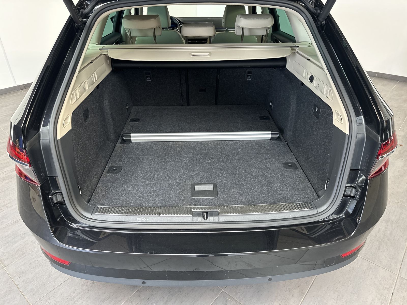 Fahrzeugabbildung SKODA Superb Combi Premium Edition NAV+LED+ACC+18ZO+VC