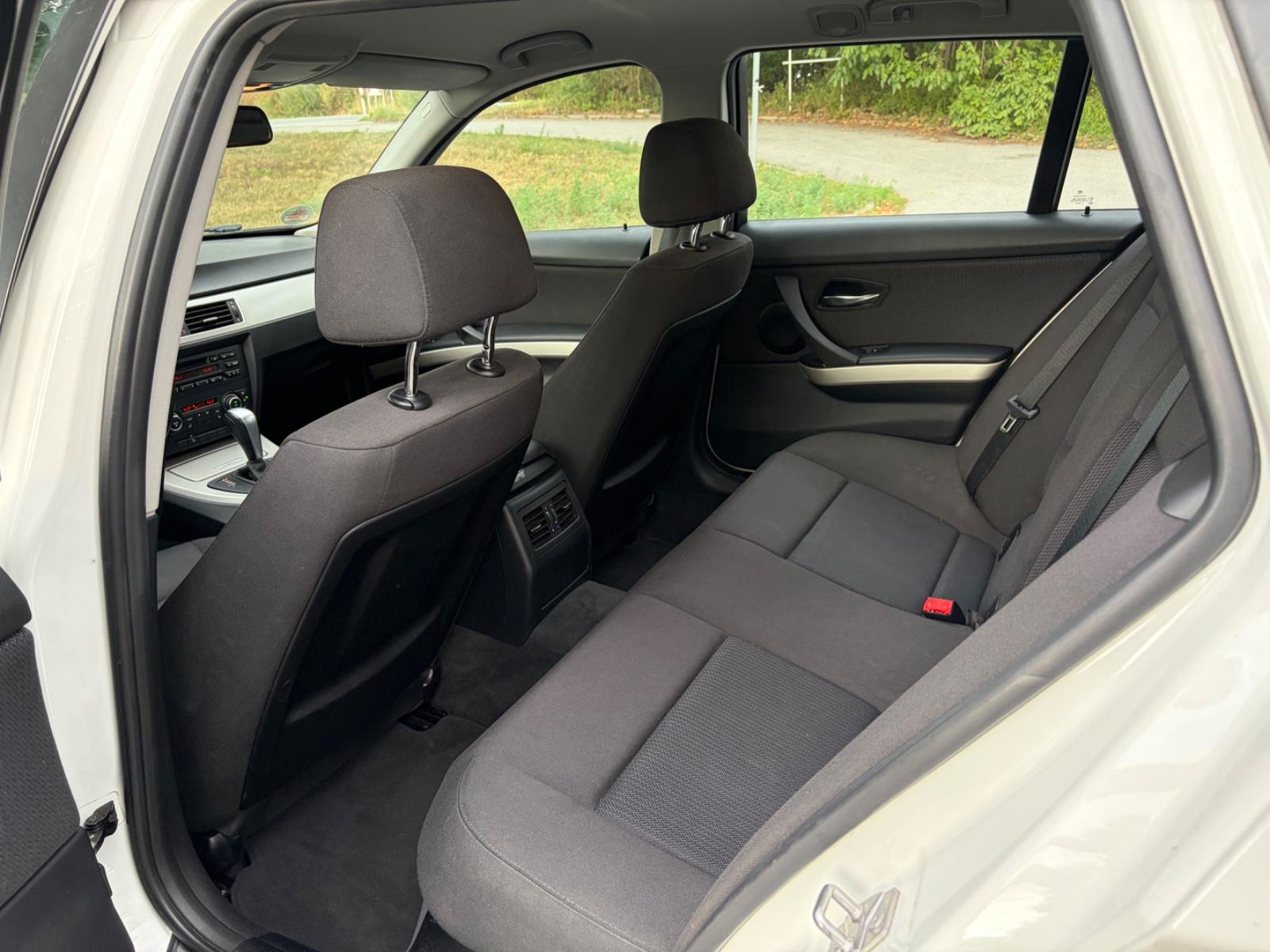 BMW 318 2011 — photo 16