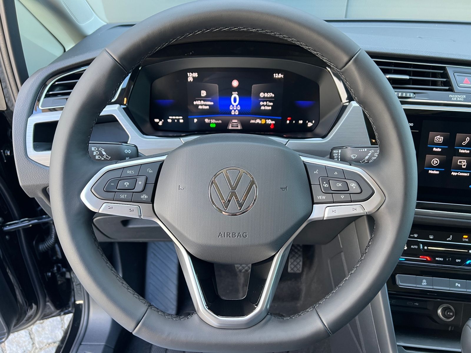 Fahrzeugabbildung Volkswagen Touran Comfortline 1.5 TSI DSG *LED, AHK, 7-Sitz