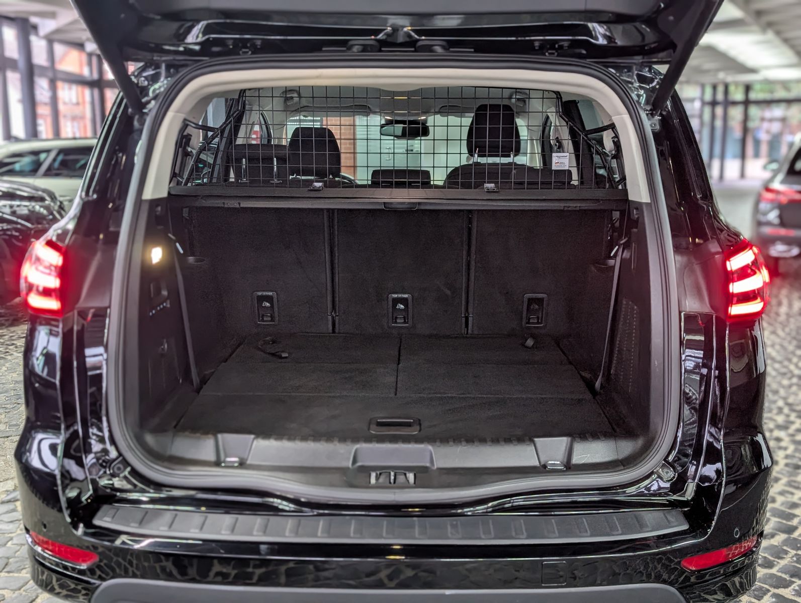 Fahrzeugabbildung Ford S-MAX Titanium TEMP KAM XENON NAVI 7-SITZER SHZ