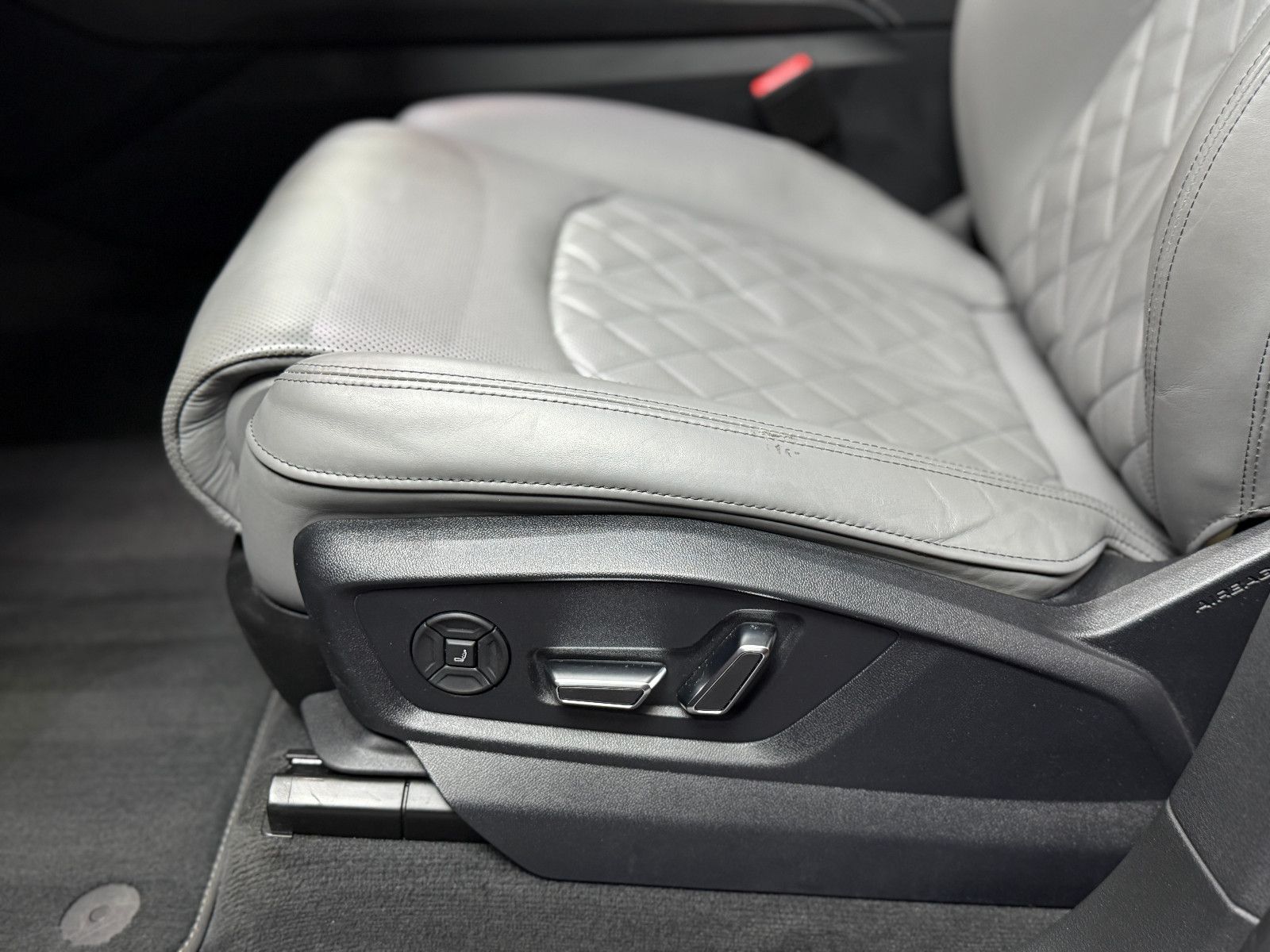 Fahrzeugabbildung Audi SQ8 4.0 TDI quattro|3D BANG&OLUFSEN|RS-SITZE|AHK