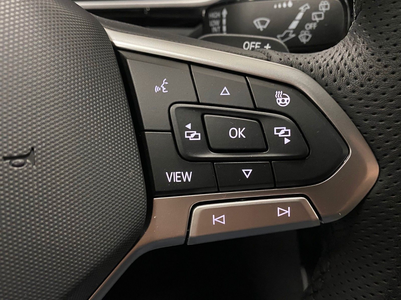 Fahrzeugabbildung Volkswagen T-Roc 1.5 TSI DSG R-Line+ACC+iQ Light MATRIX+18"