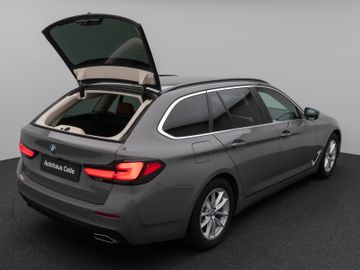 Fahrzeugabbildung BMW 520d Kamera HUD DAB Lenkrhzg Massage AHK Alarm