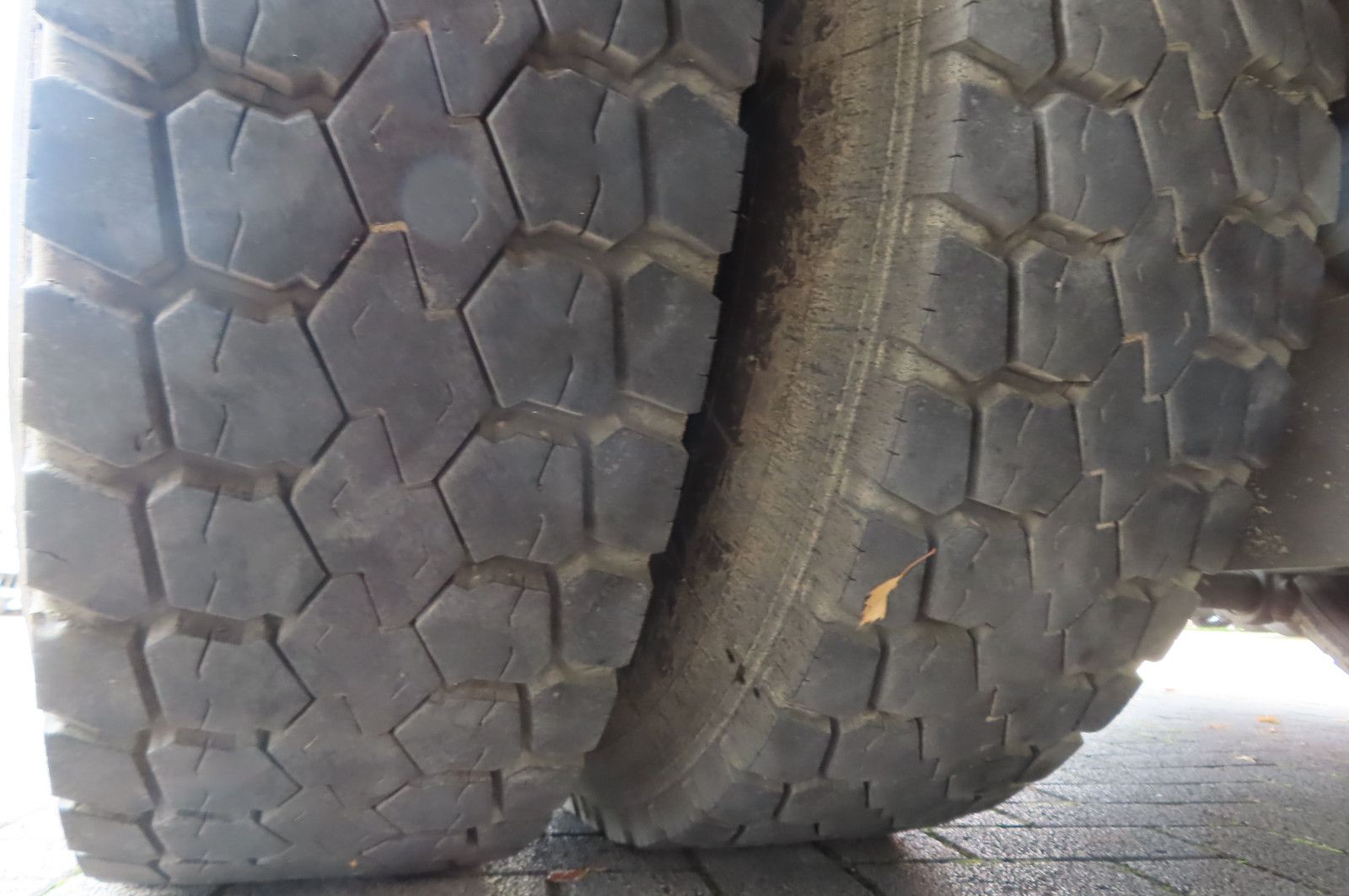 Fahrzeugabbildung Mercedes-Benz Axor  1833 L - Glastransporter Kran Palfinger
