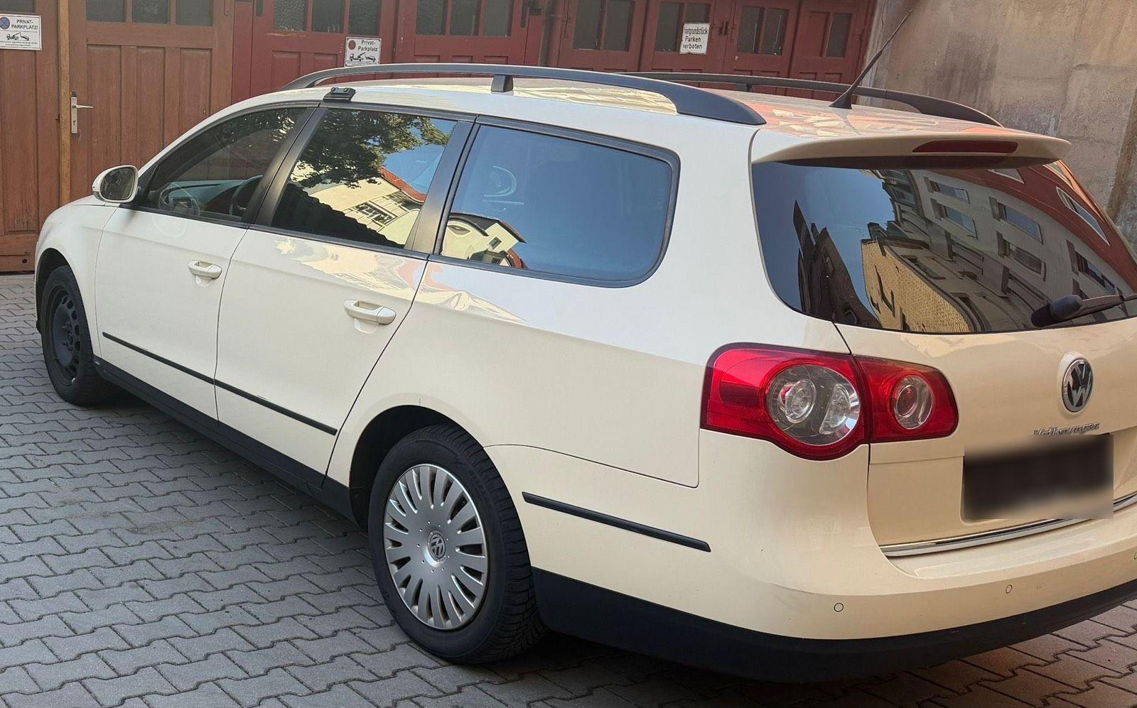 Volkswagen Passat 2011 — rear view