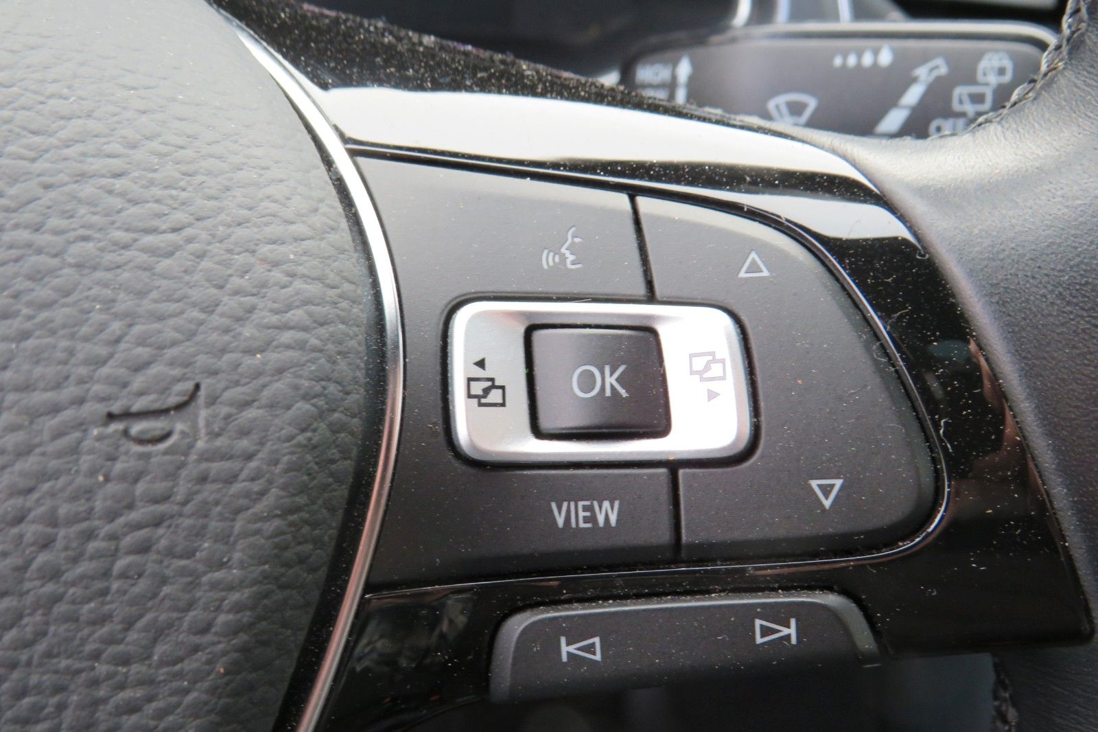 Fahrzeugabbildung Volkswagen T-Roc Sport R-LINE PANO 18`LED NAVI BEATS 1.HD