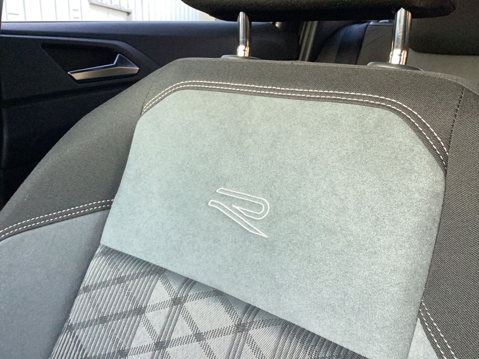 Fahrzeugabbildung Volkswagen Taigo TSI R-Line, MATRIX ACC AID NAVI PDC SHZ