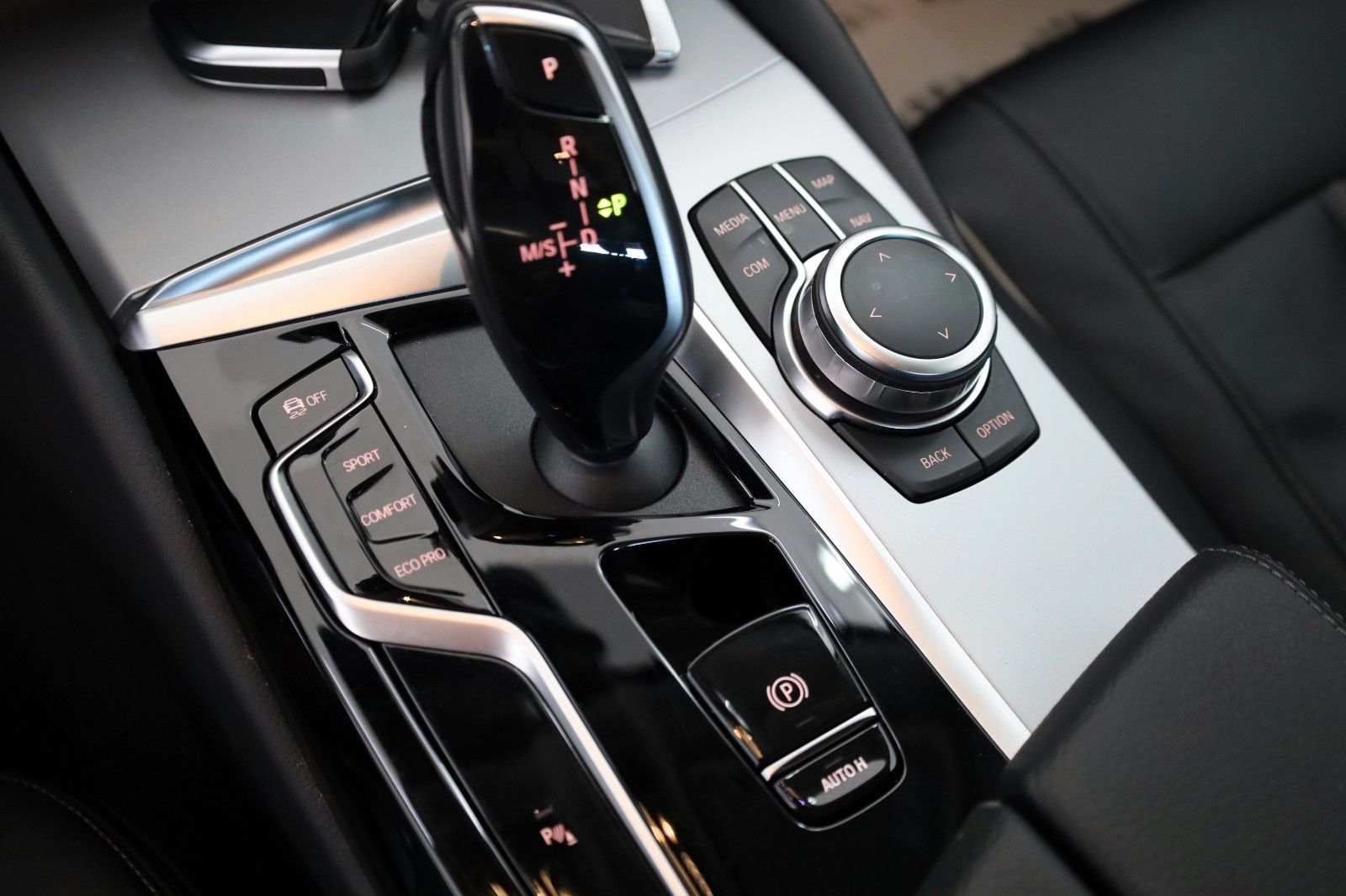 Fahrzeugabbildung BMW 530 d xDrive, Leder,Navi,LED,SH,HUD,Kamera