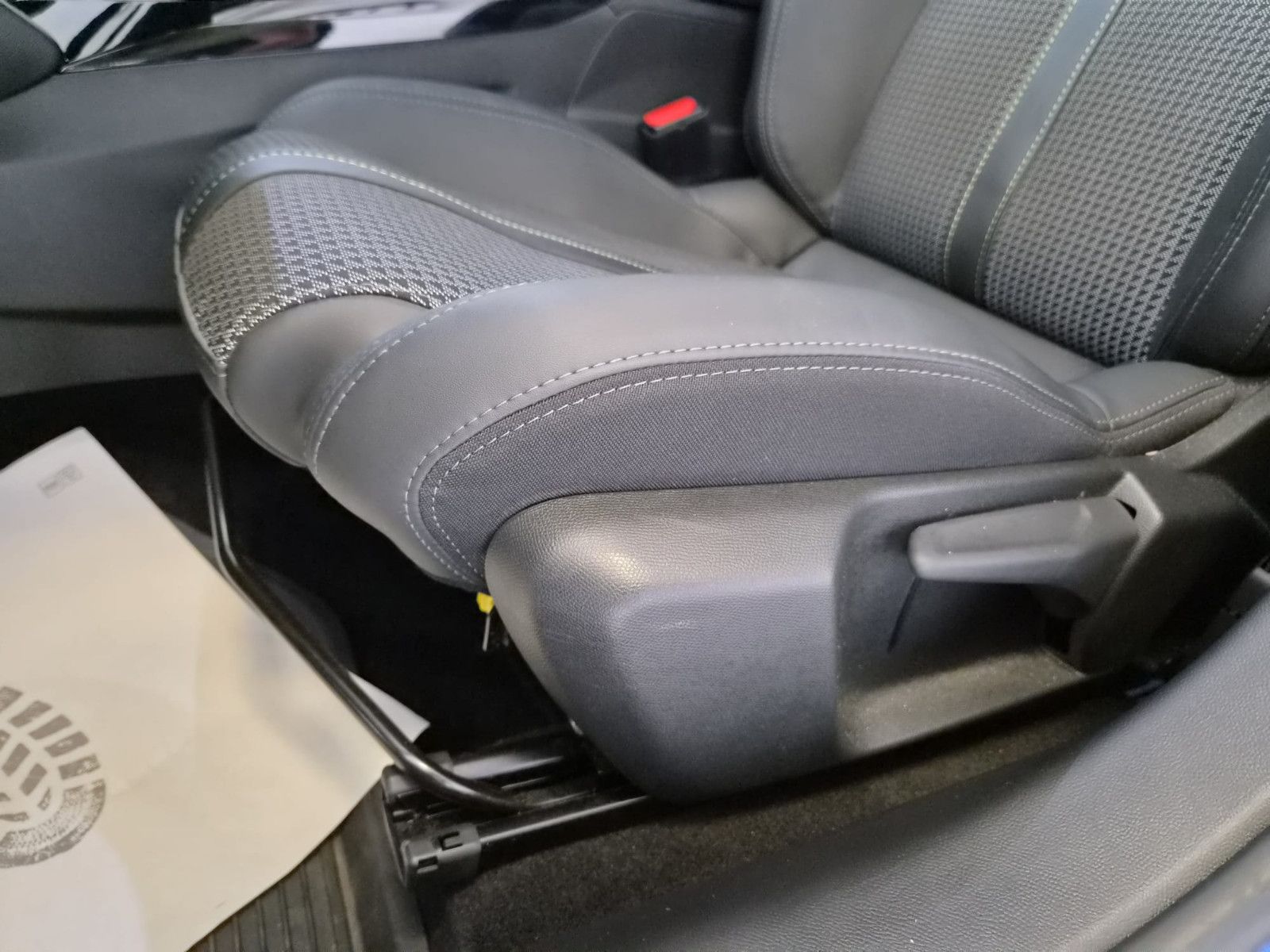 Fahrzeugabbildung Peugeot 208 GT / LED / NAVI / KAMERA / SCHECKHEFT