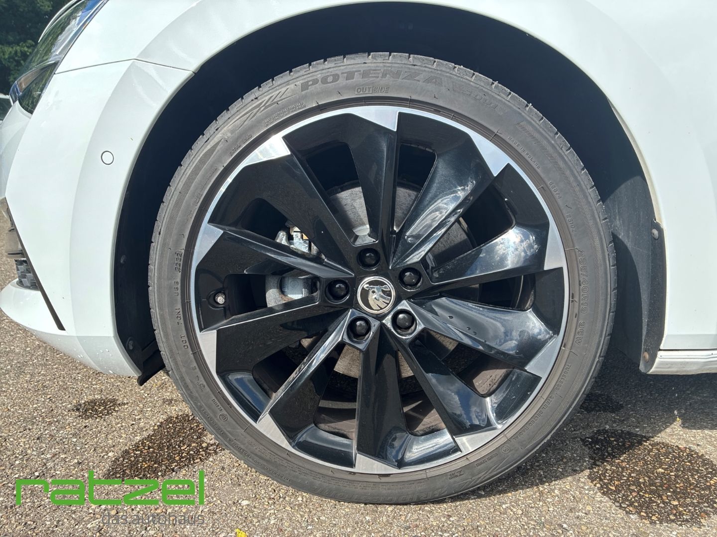 Fahrzeugabbildung SKODA Superb Sportline Combi 2.0 TDI AHK Navi Leder