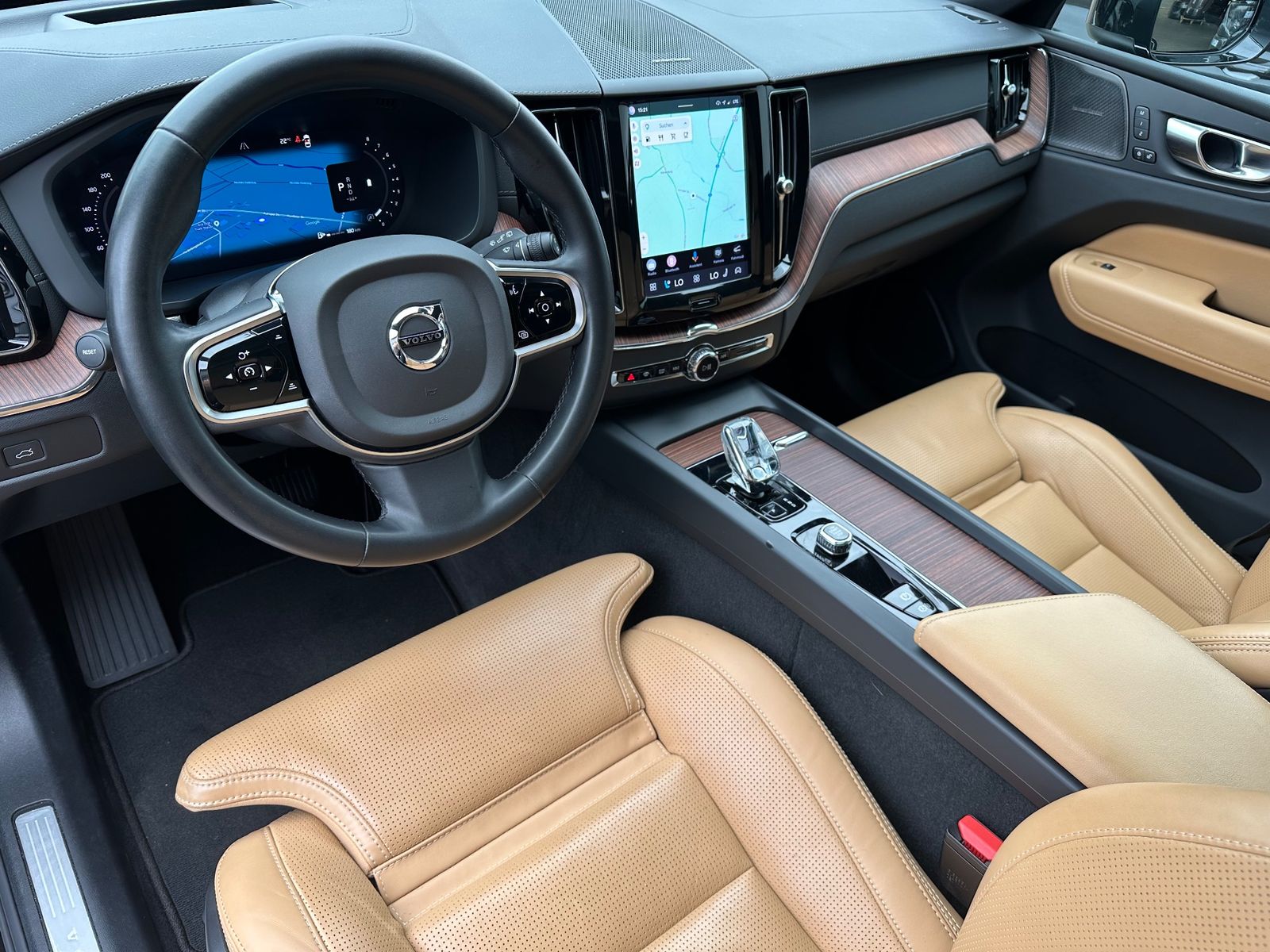 Fahrzeugabbildung Volvo XC60 B5 B AWD Ultimate Bright NAV+LED+PANO+AHK