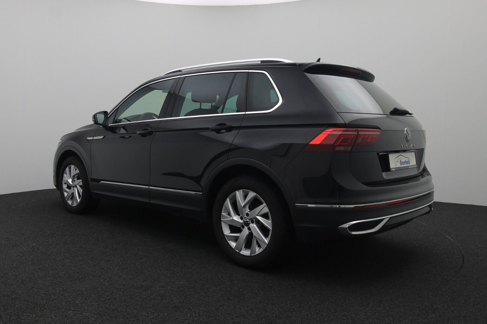 Fahrzeugabbildung Volkswagen Tiguan Elegance 2.0 ACC Matrix AHK