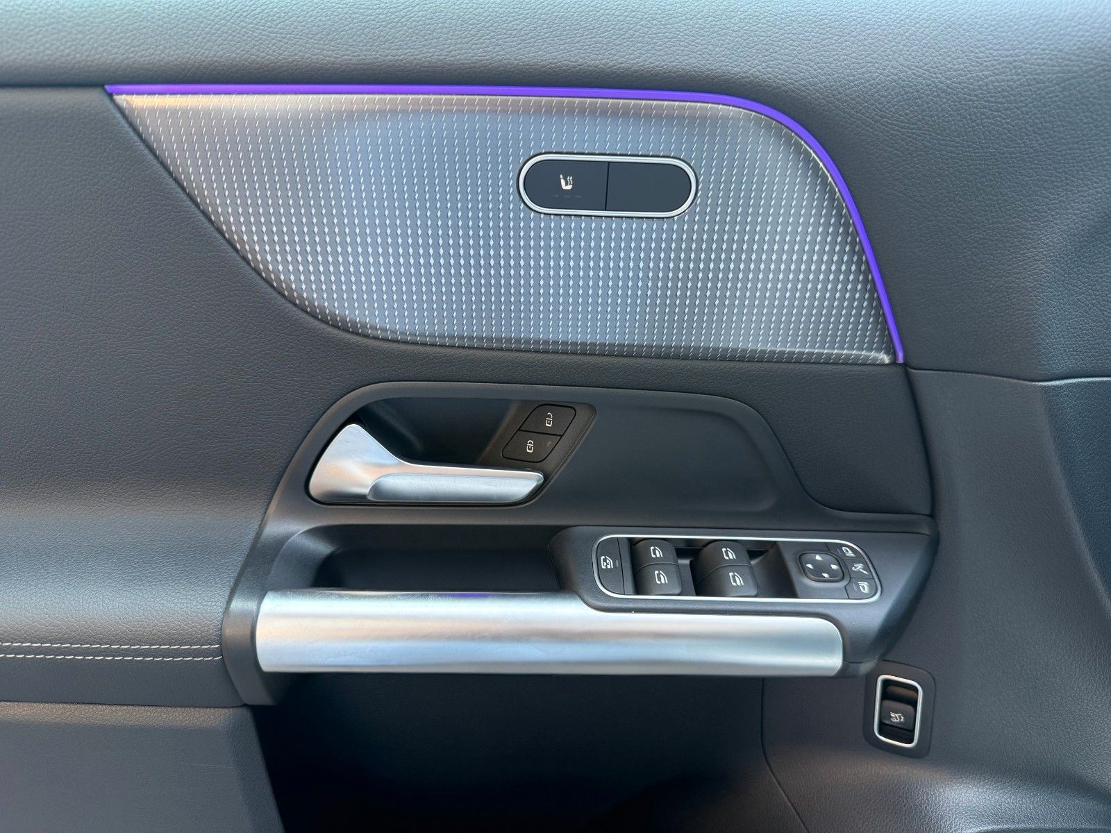 Fahrzeugabbildung Mercedes-Benz EQA 300 4M Progressive+Ambiente+RFK+19AMG+TotW