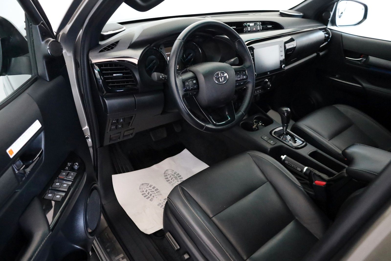 Fahrzeugabbildung Toyota Hilux 2.8 D-4D Invincible,ACC, AHK, Rollo +Bügel