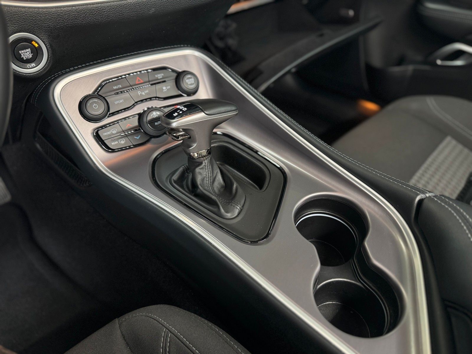 Fahrzeugabbildung Dodge Challenger SXT 3.6 V6 Navi Alpine CarPlay LPG