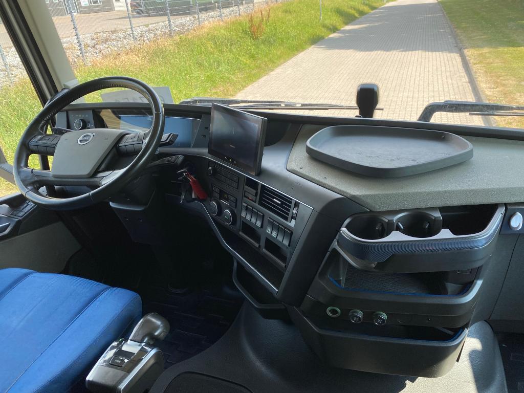 Volvo Vehicle Tractor 4x2 Mega (Low)