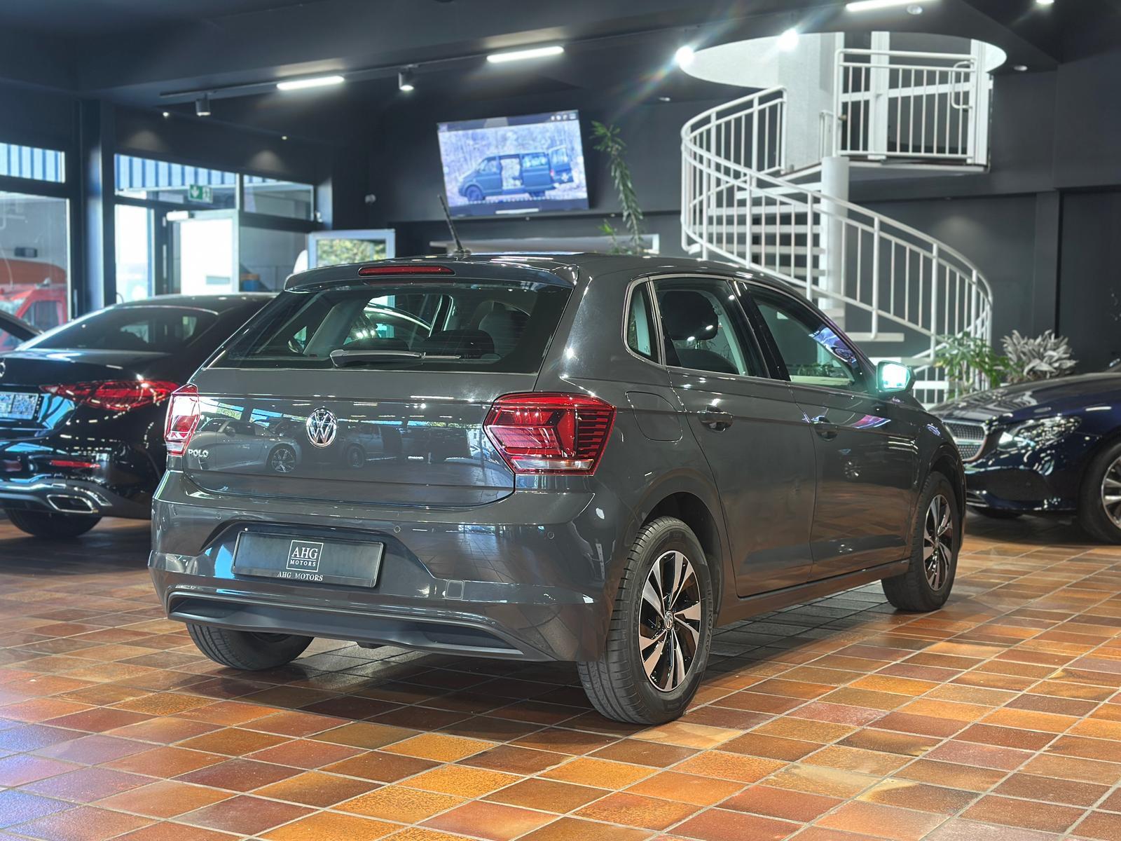 Volkswagen POLO COMFORTLINE KEYLESS TEMPOMAT PDC KAMERA NAV