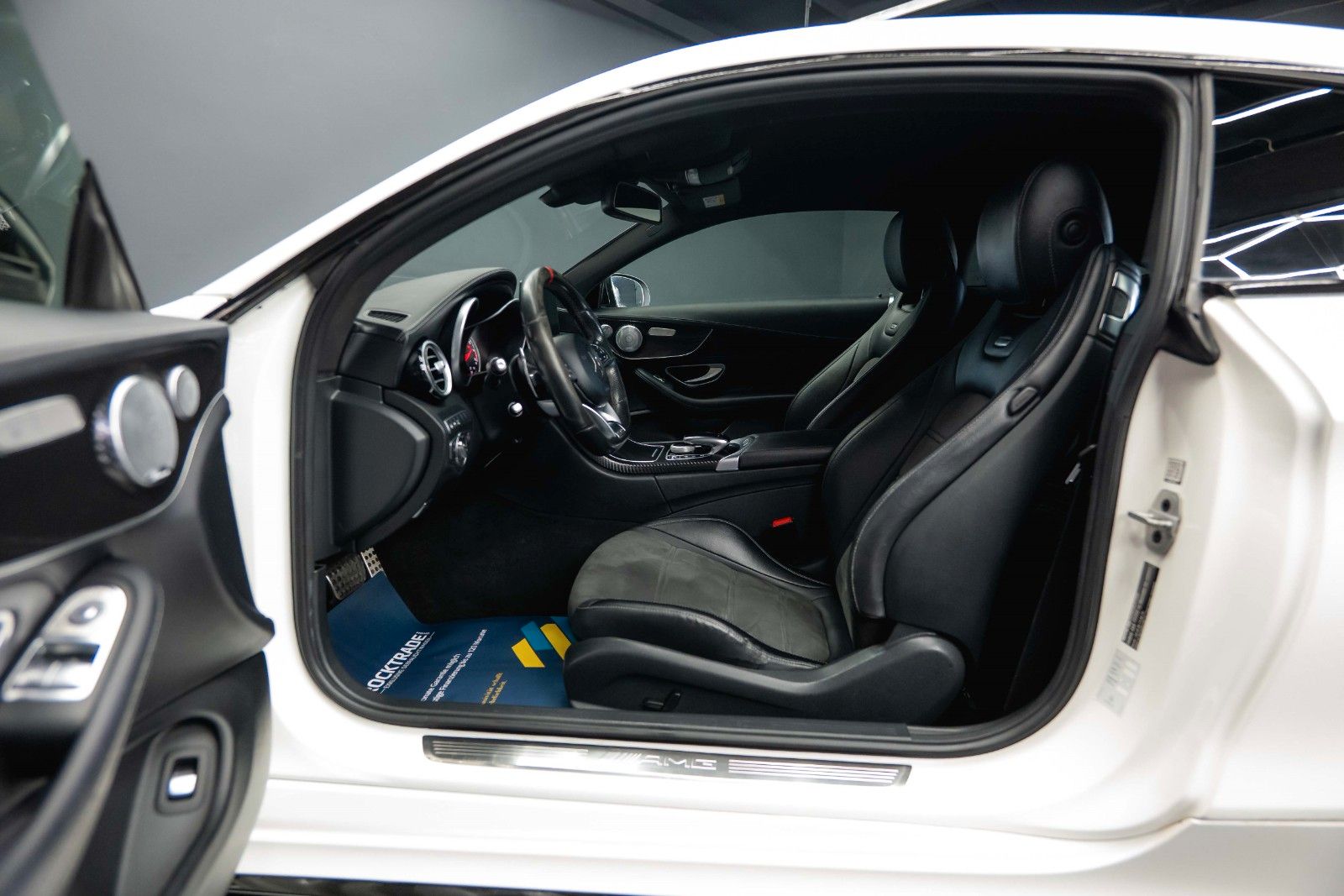 Fahrzeugabbildung Mercedes-Benz C 63 AMG Coupe Edition 1 Night Carbon *ACC*LED*