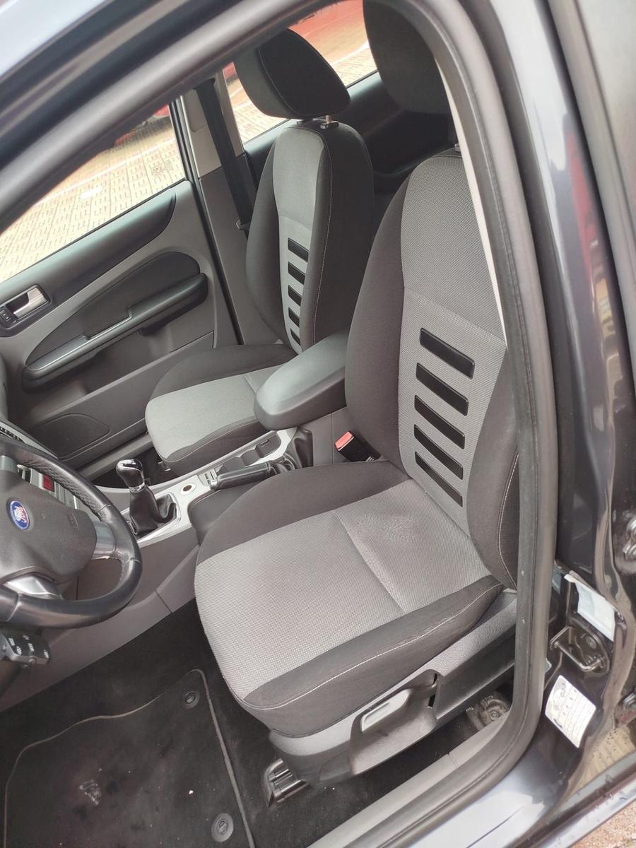 Ford Focus 2010 — interior