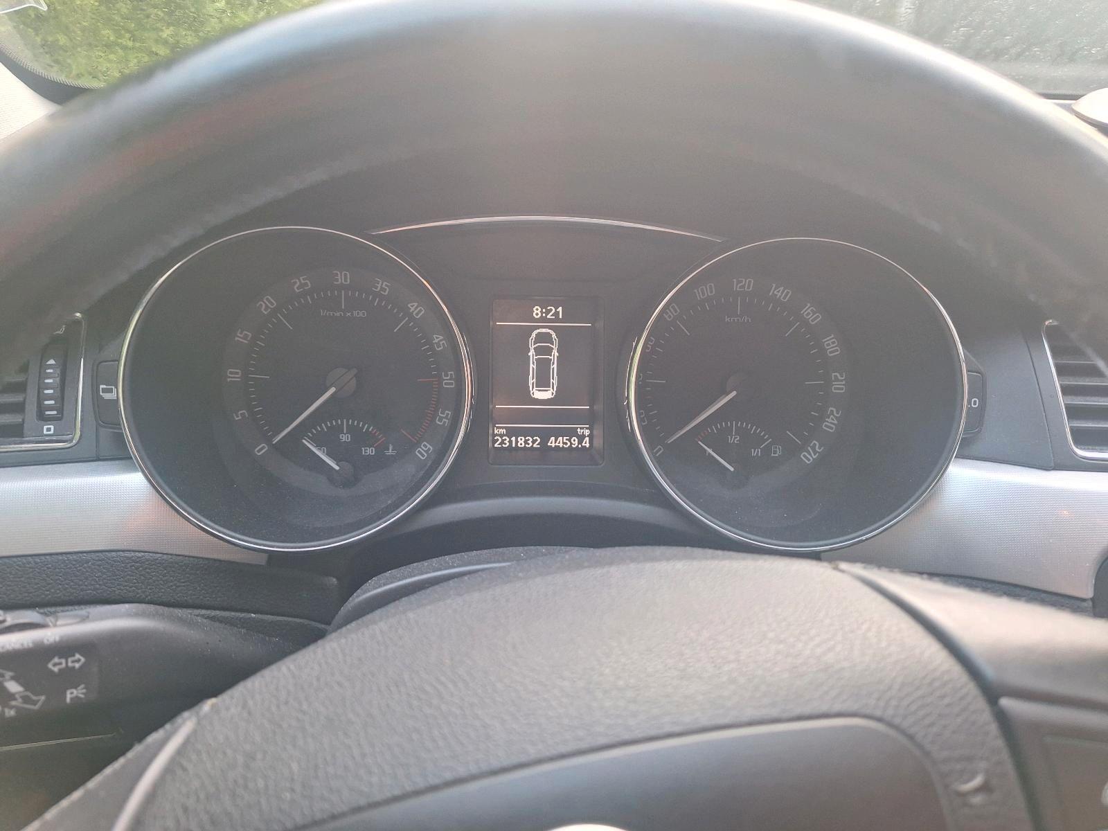 Skoda Superb 2011 — photo 8