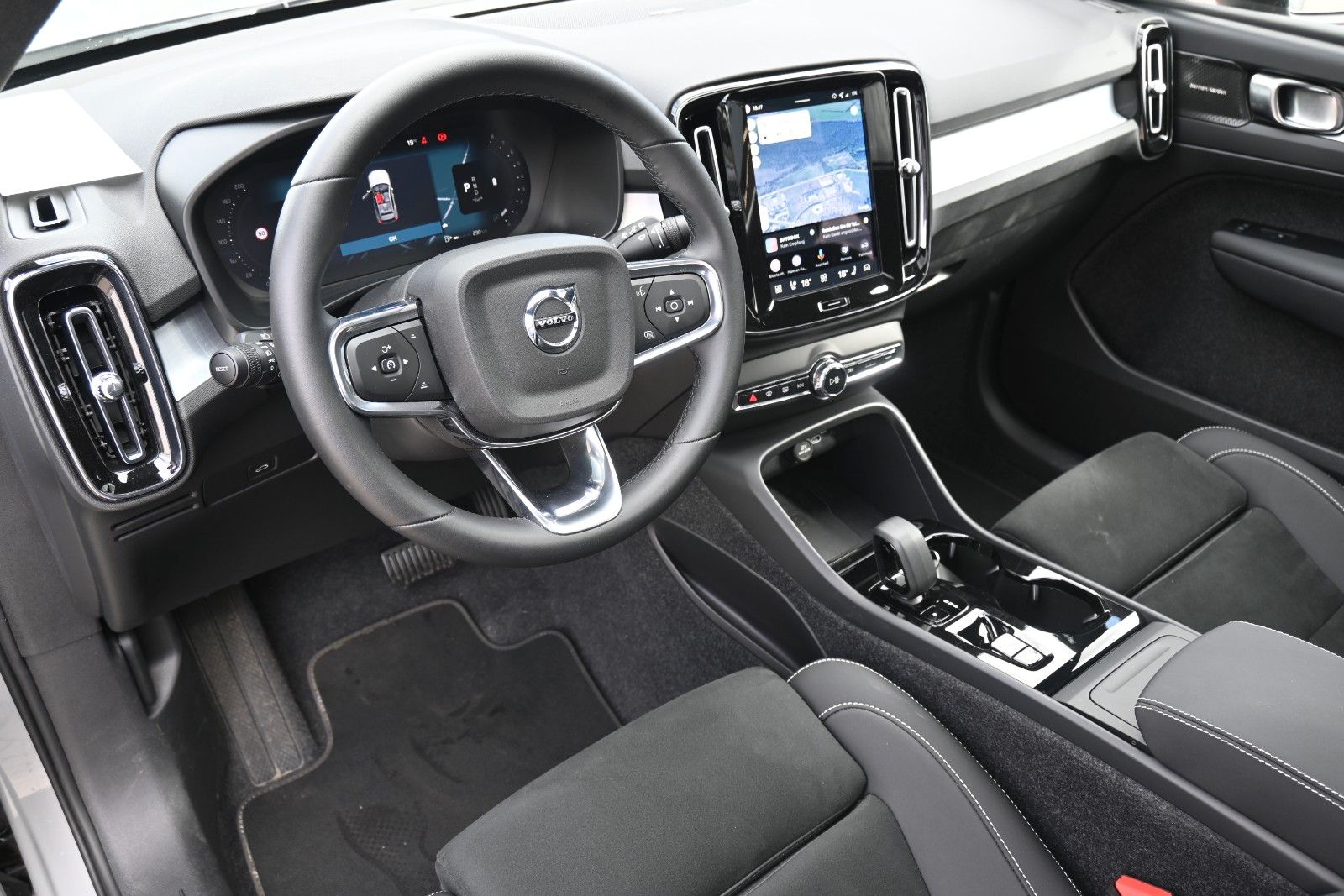 Fahrzeugabbildung Volvo XC40 B4 DKG Dark*PANO*STDHZG*360°*ACC*AHK*VOLL *