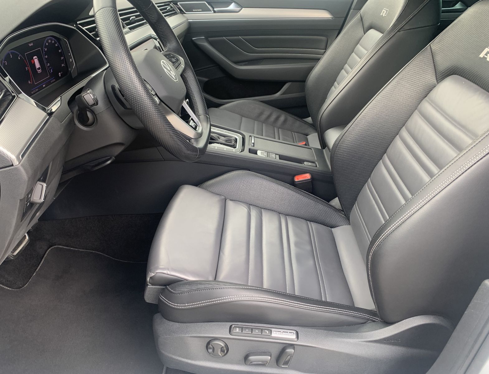 Fahrzeugabbildung Volkswagen Passat Variant 2.0 TDI*R-Line*4Motion*Leder*AHK*