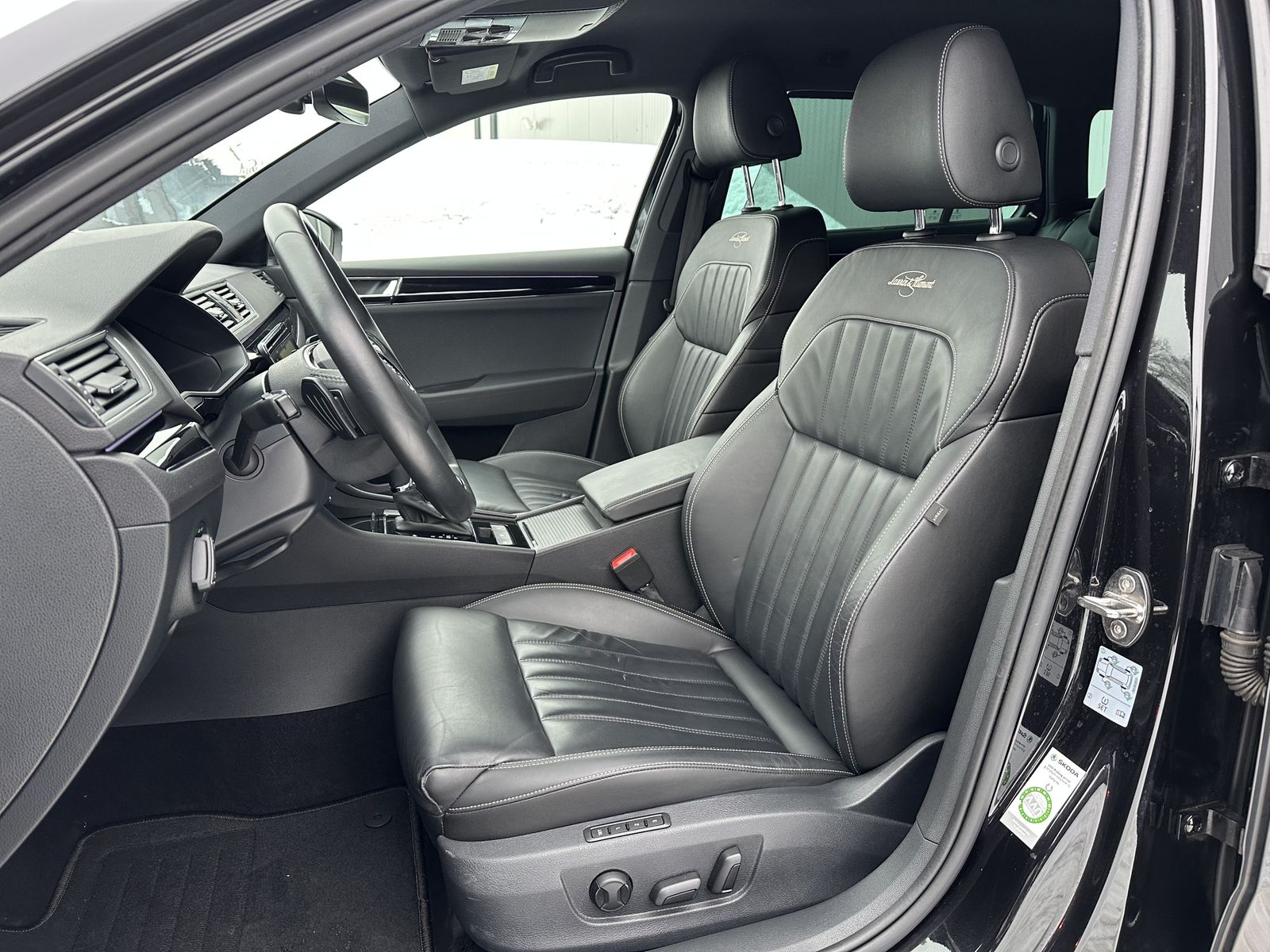 Fahrzeugabbildung SKODA Superb Combi 2.0 TDI DSG L&K NAV+LED+KAMERA+19ZO