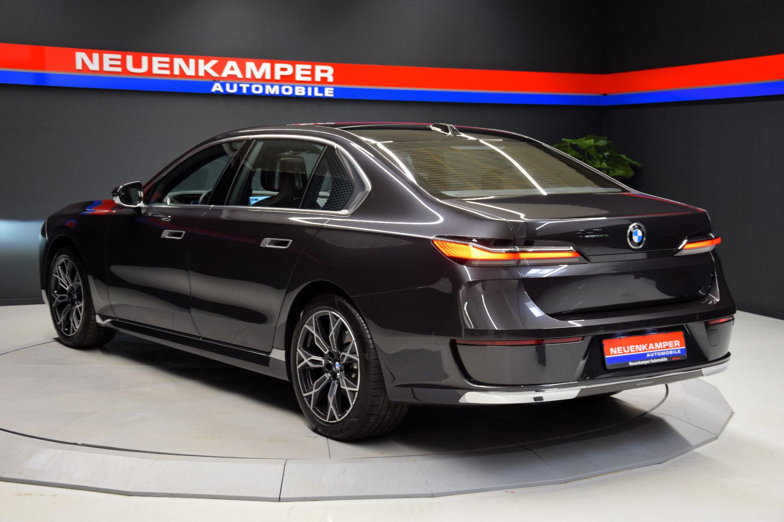 Fahrzeugabbildung BMW 740 d xDrive Kristall Panorama TV Bowers & Wilki