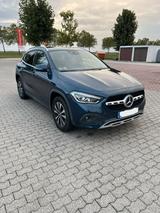 Mercedes-Benz GLA 180  - blaue Mercedes-Benz GLA 180