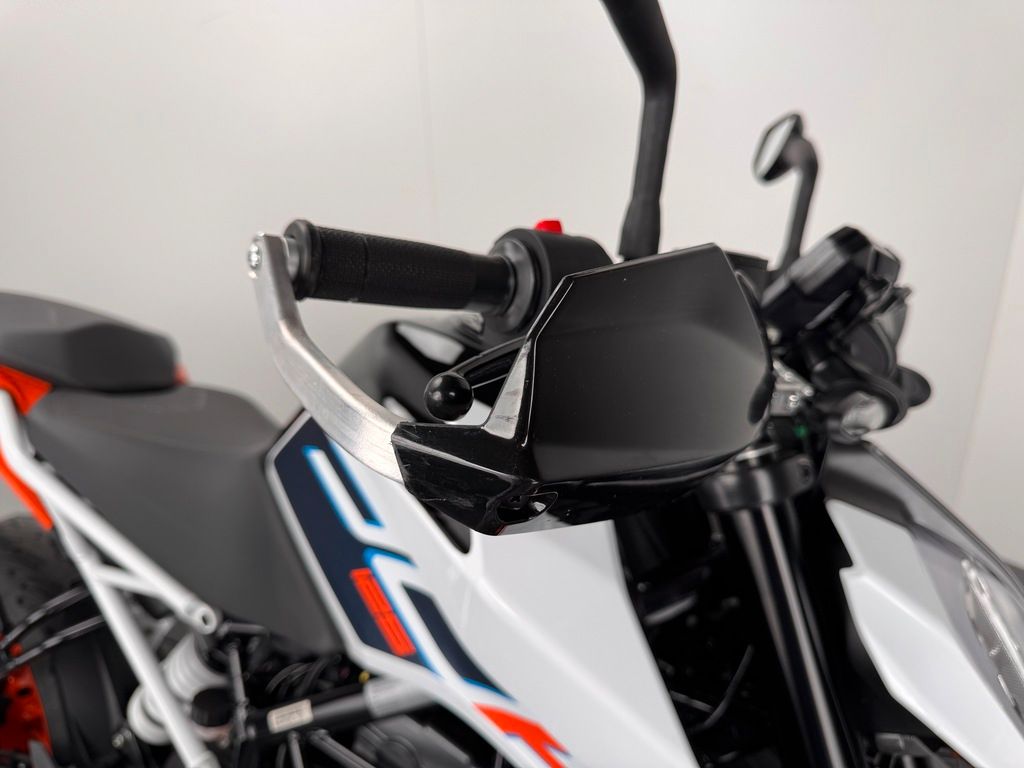 Fahrzeugabbildung KTM DUKE 125 *1.HAND *SERVICE NEU