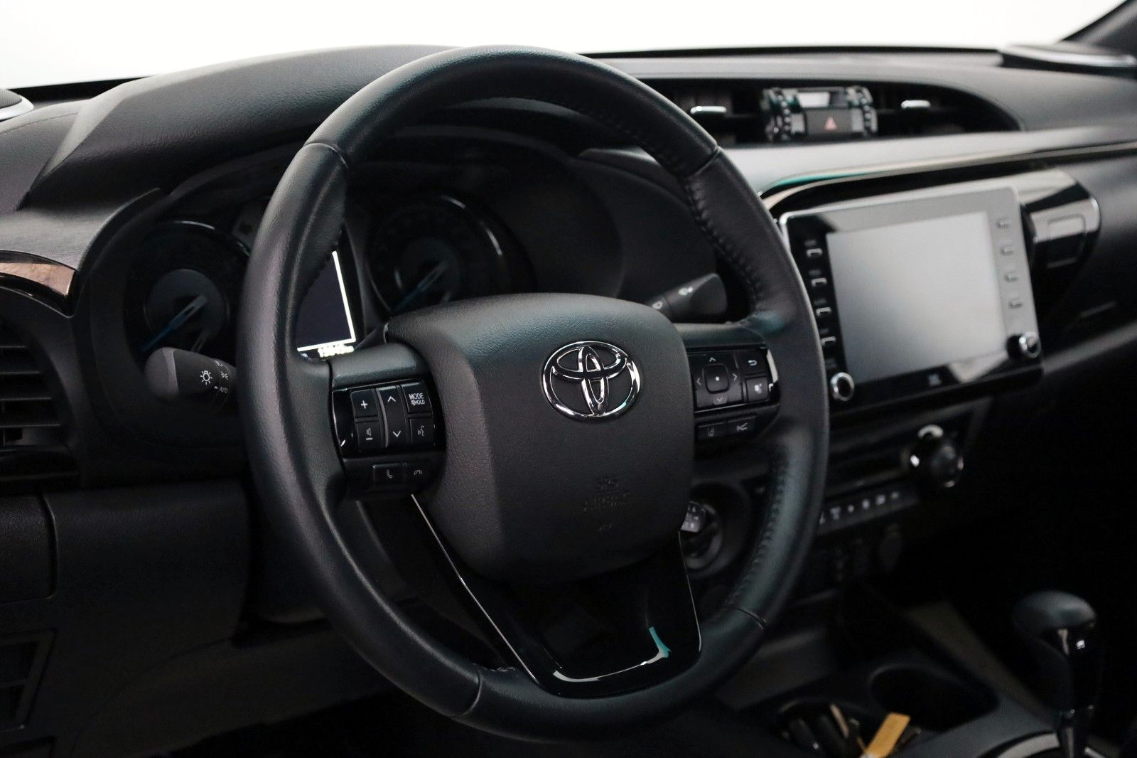 Fahrzeugabbildung Toyota Hilux 2.8 D-4D Invincible, Rollbügel, Rollo, AHK