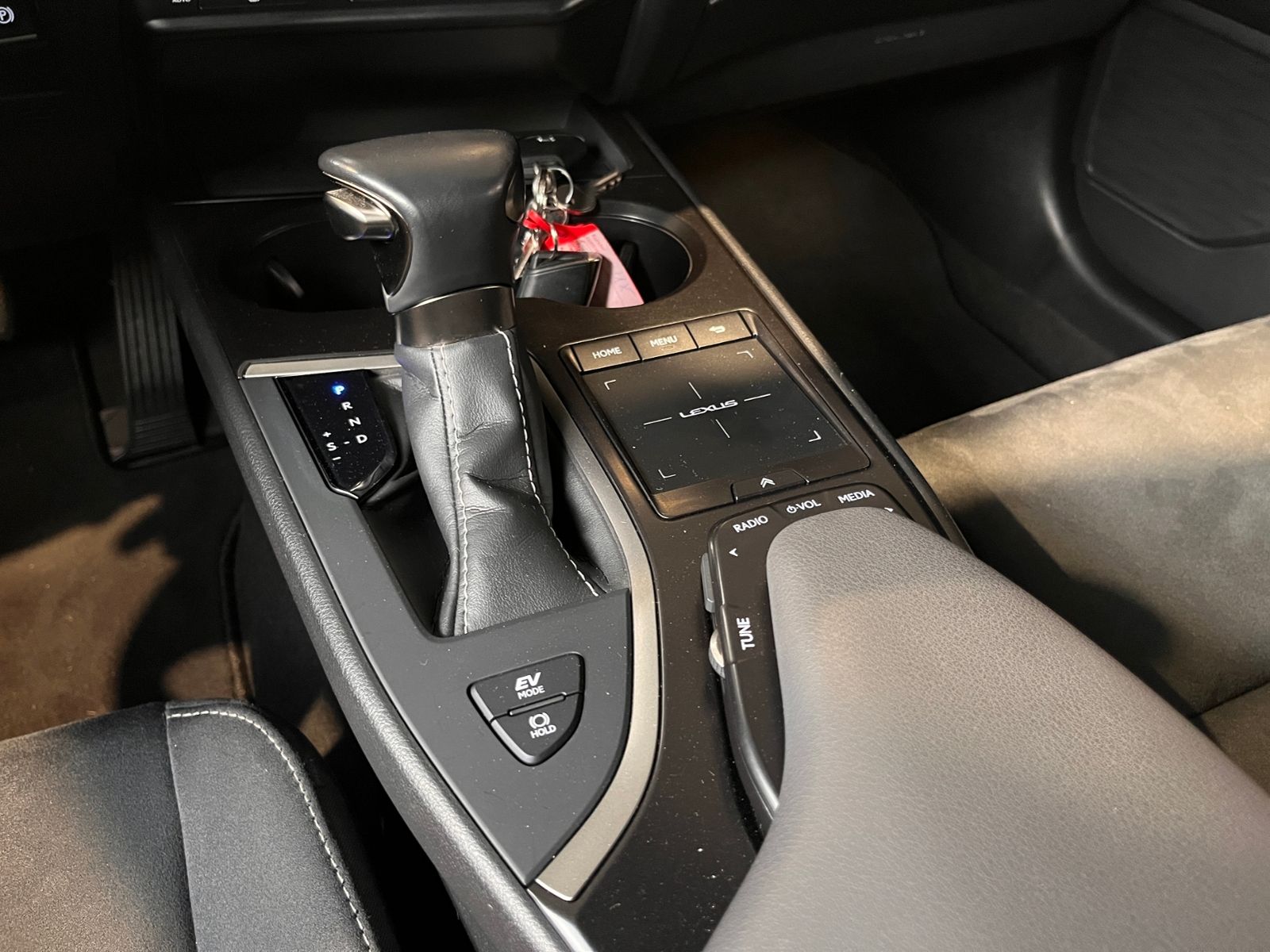 Fahrzeugabbildung Lexus UX 250 h Style AHK LED SHZ CARPLAY RFK