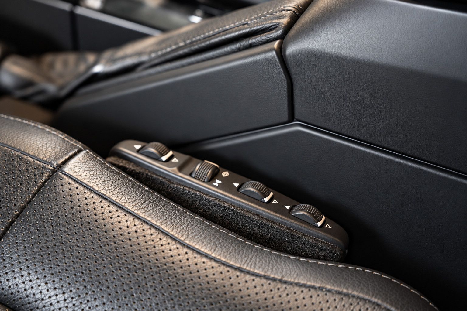 Fahrzeugabbildung Mercedes-Benz G 350 d*AMG*S-Dach*HarmanKardon*Memory*Sitzklima