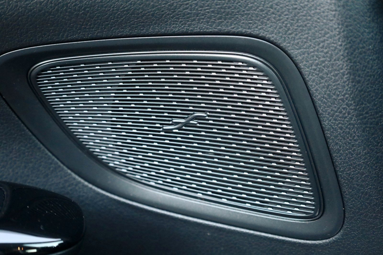 Fahrzeugabbildung Mercedes-Benz C 300e T Avantgarde T Leder,Navi,LED,SH,PDC,Park