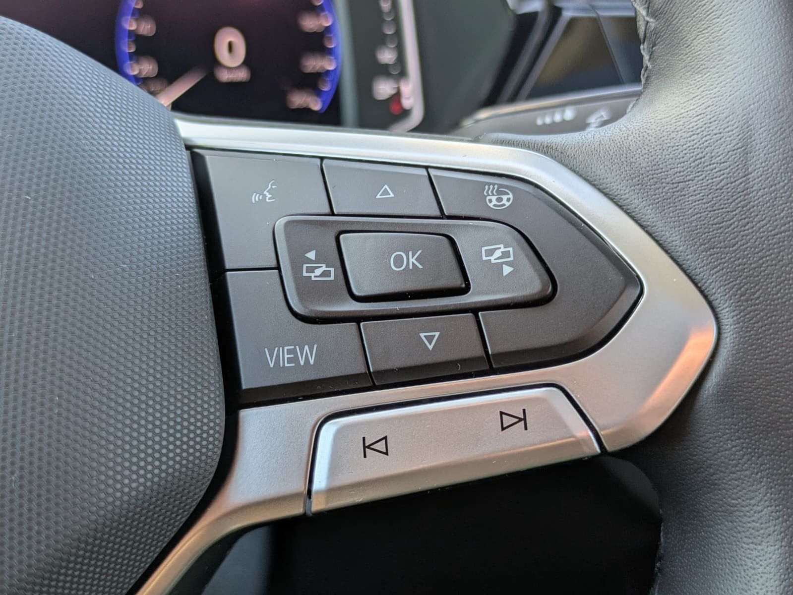 Fahrzeugabbildung Volkswagen Touran 2.0 DSG R-Line High BLACK Pano 7Si IQ AHK