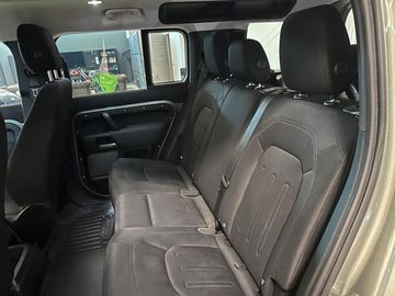 Land-Rover Defender - 8