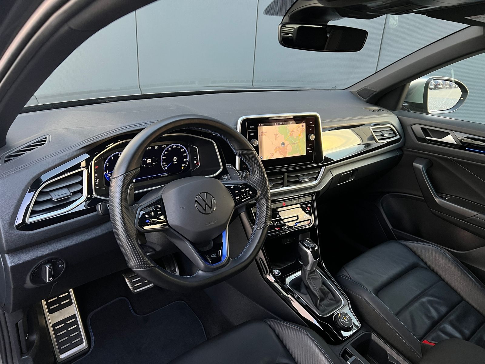 Fahrzeugabbildung Volkswagen T-Roc R 2.0 TSI DSG 4MOTION*AHK,Leder,Navi,Rückf