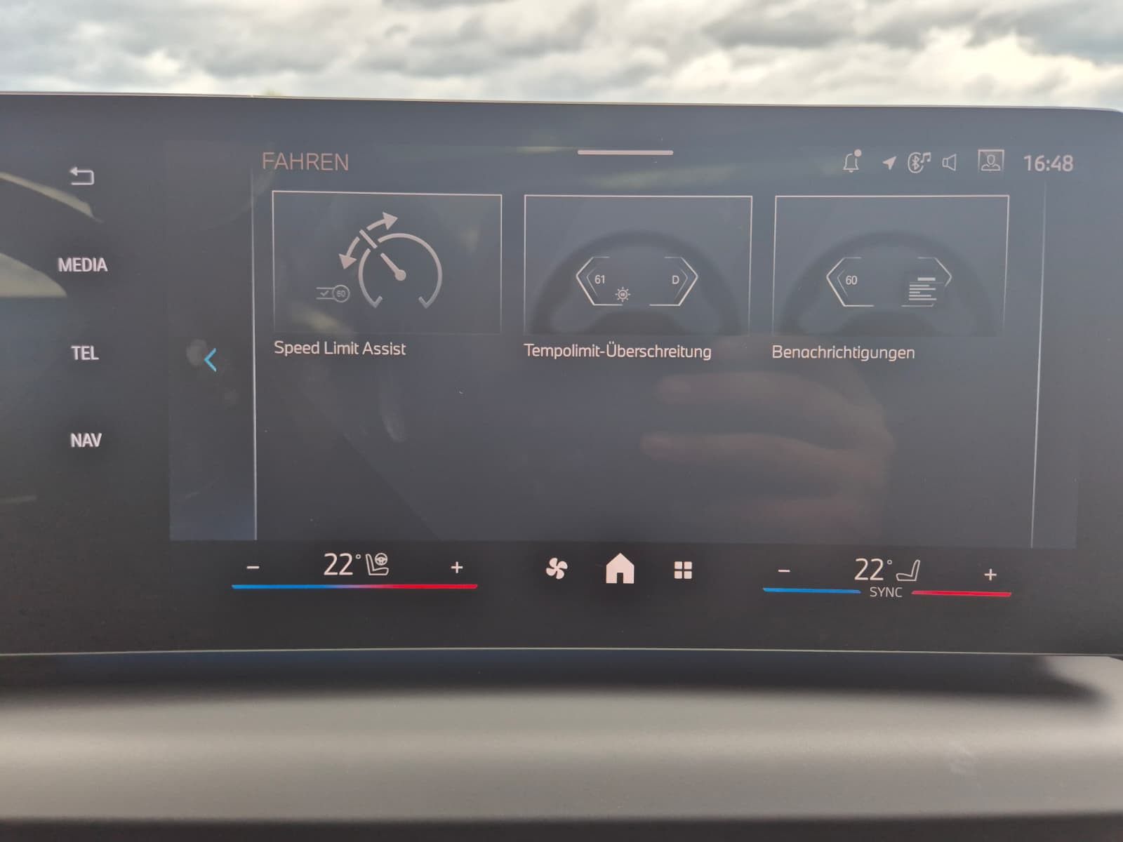 Fahrzeugabbildung BMW 120 i M Sport Adaptiv LED*PANO*AHK*M Alcantara
