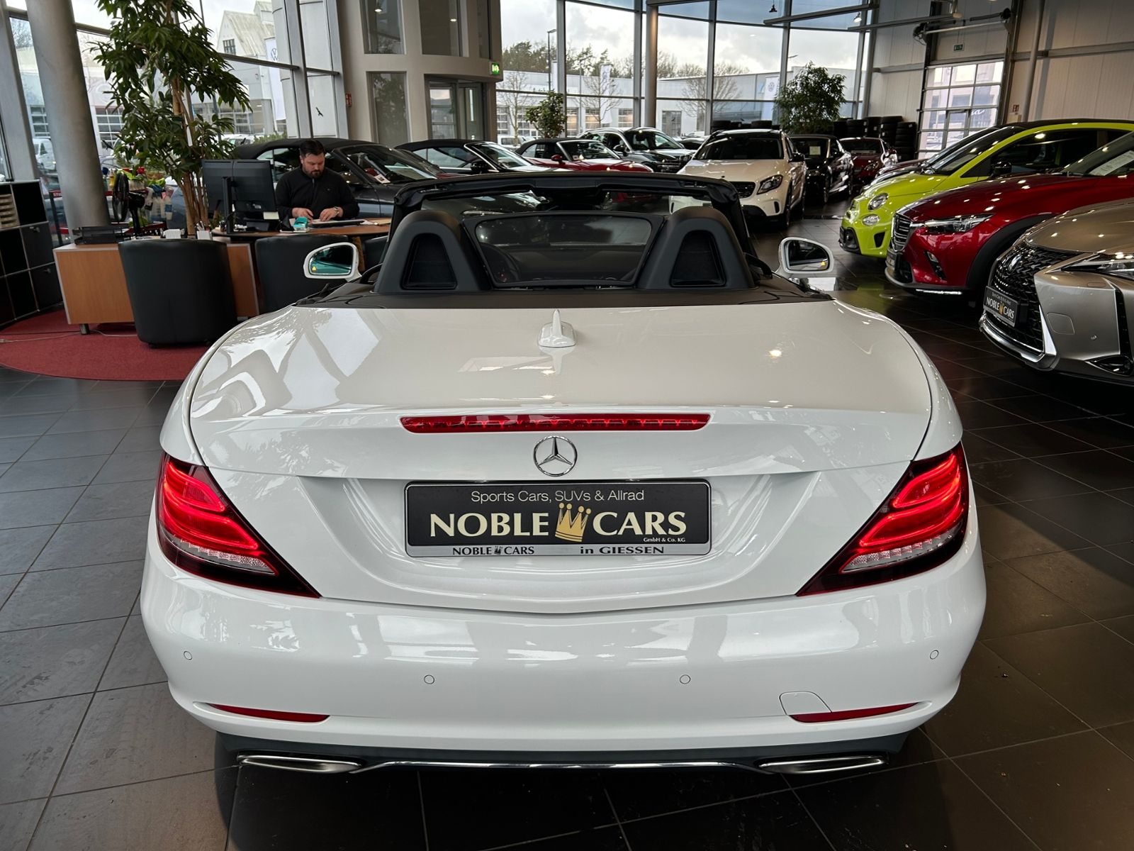 Fahrzeugabbildung Mercedes-Benz SLC 200 9G-Tronic AIRSCARF SHZ PANO NAVI