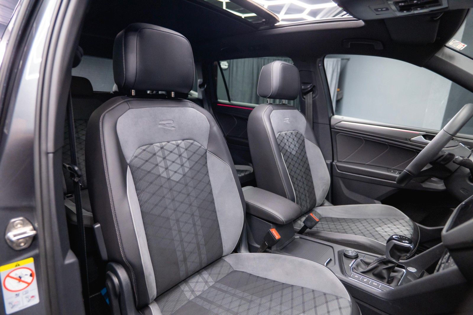 Fahrzeugabbildung Volkswagen Tiguan Allspace R-Line 4Motion HUD | PANO | ACC