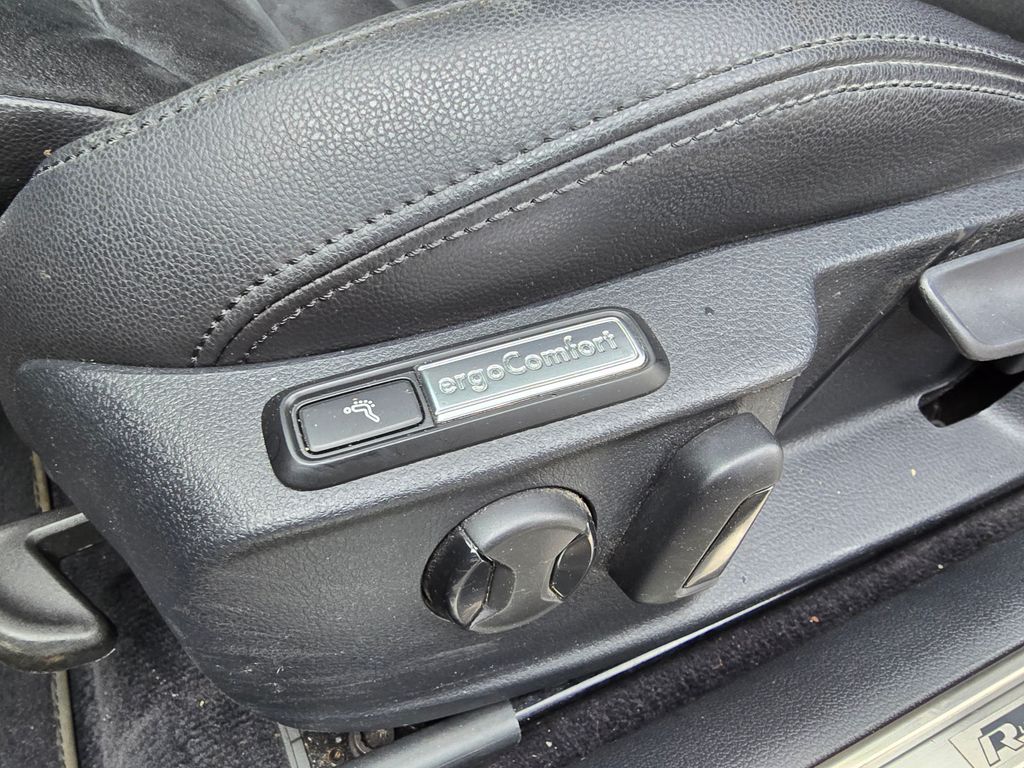 VW Passat Variant R-Line 2.0TDI 150PS DSG Pano DAB VW Passat Variant R-Line 2.0TDI 150PS DSG Pano DAB